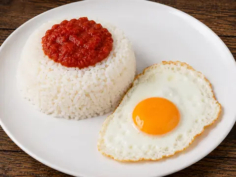 Arroz a la cubana con huevo frito y salsa de tomate