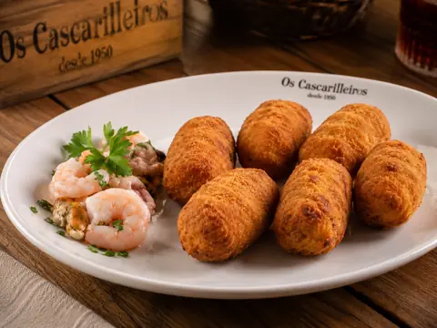 Croquetas de marisco acompañadas de gambas