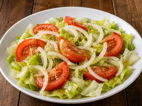 Ensalada simple de lechuga, tomate y cebolla